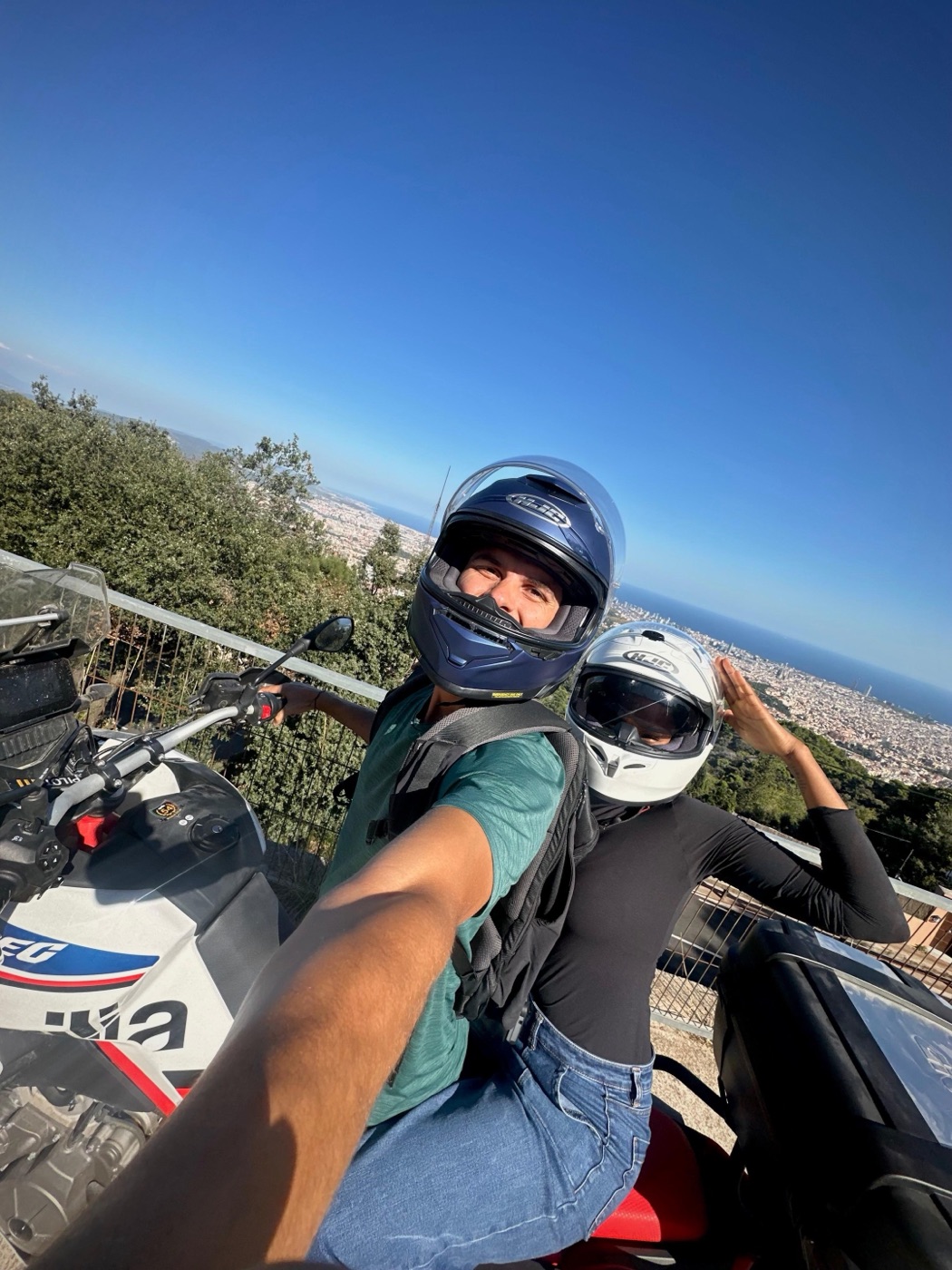 Hanna mit ihrem Guide über Barcelona