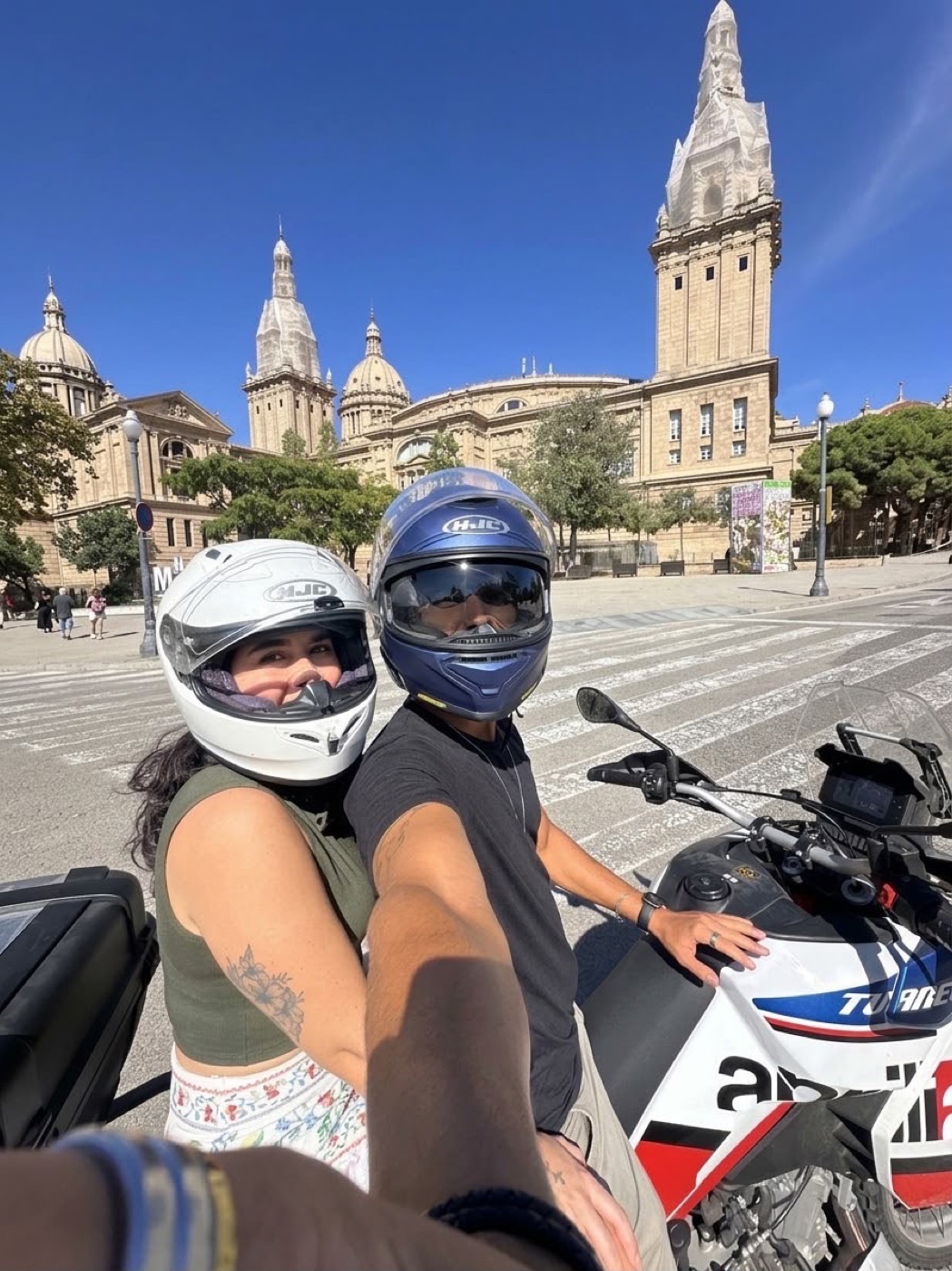 Marcia con su guía frente al MNAC, Barcelona