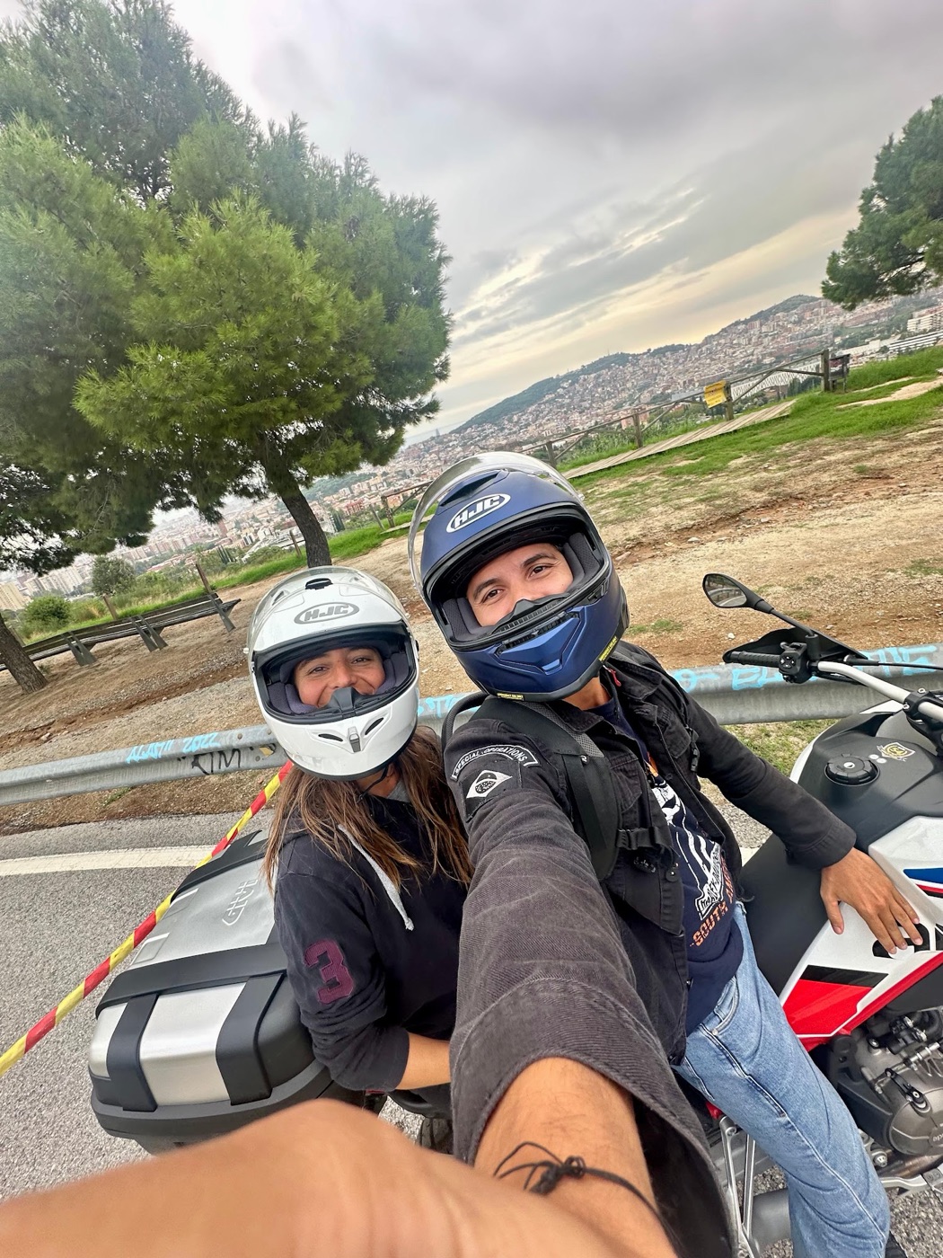 Meli con su guía en un mirador sobre Barcelona