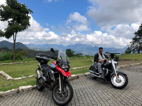 Motorräder an einem Bergaussichtspunkt im Gebirge zwischen Rio und São Paulo