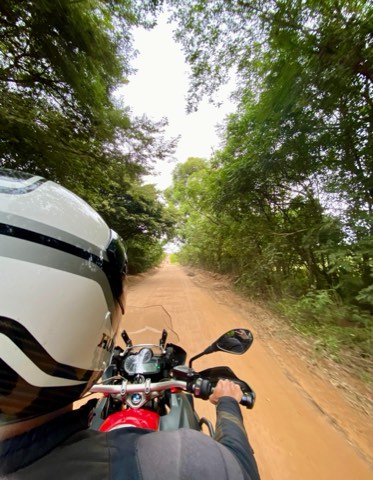 Vue du pilote sur une piste verte en forêt dans les collines du Minas Gerais
