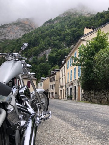 Motorrad in der Gasse eines Steindorfs auf der französischen Seite der Pyrenäen
