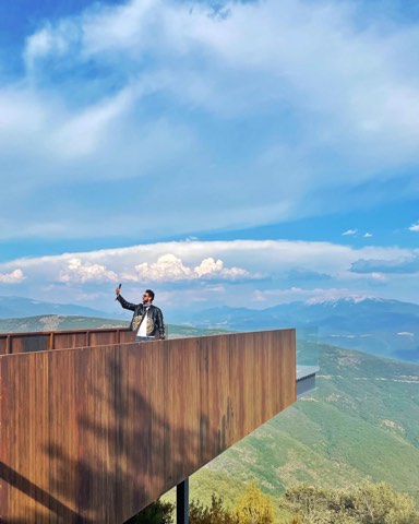 Aussichtsplattform über dem Tal bei Montferrer i Castellbò, katalanische Pyrenäen