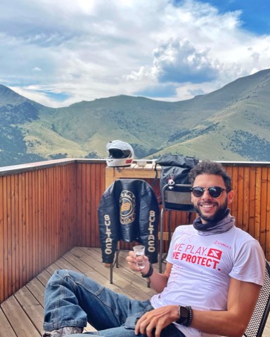 Motorrad an einem Bergaussichtspunkt in Andorra