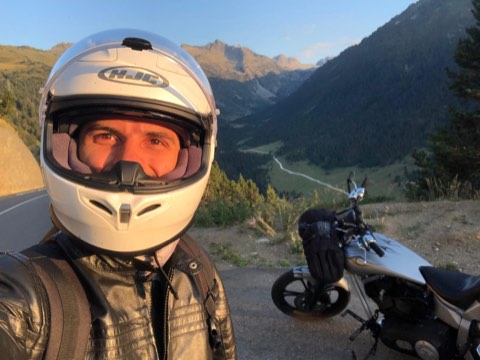 Fahrer in einem Hochtal bei Baqueira Beret, Aran-Tal