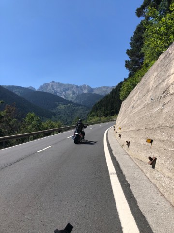 In den Hang geschnittene Pyrenäenstraße bei Baqueira Beret