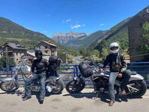 Fahrer und Motorräder am Ibón de Tramacastilla, Aragón