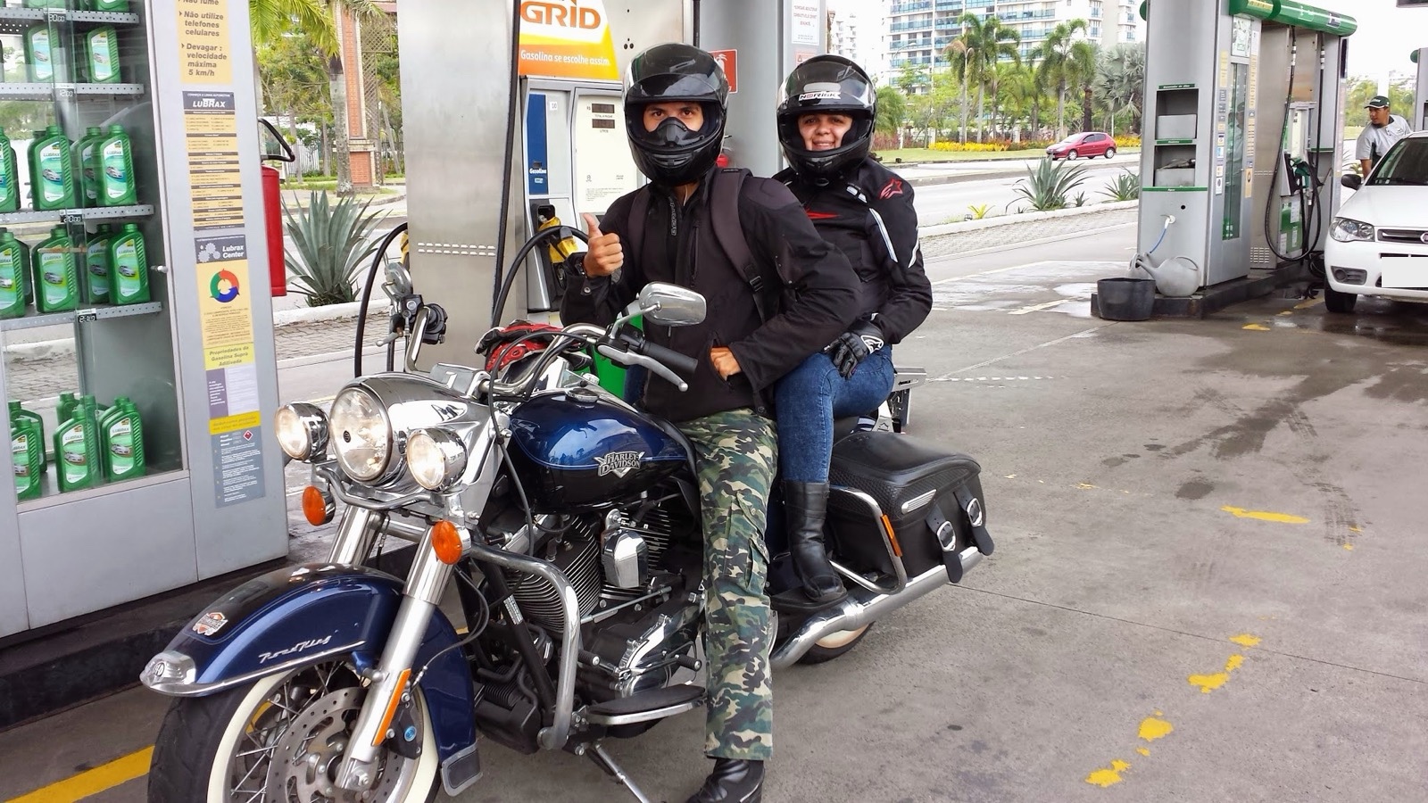 Pilot und Beifahrerin auf einer Harley-Davidson, startklar